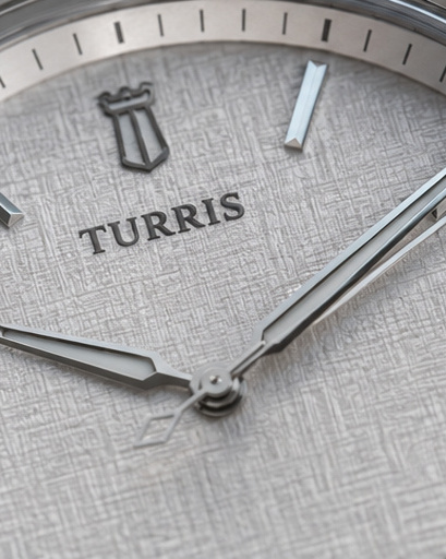 Linen texture and applied polished indices on the white Turris Accord dial